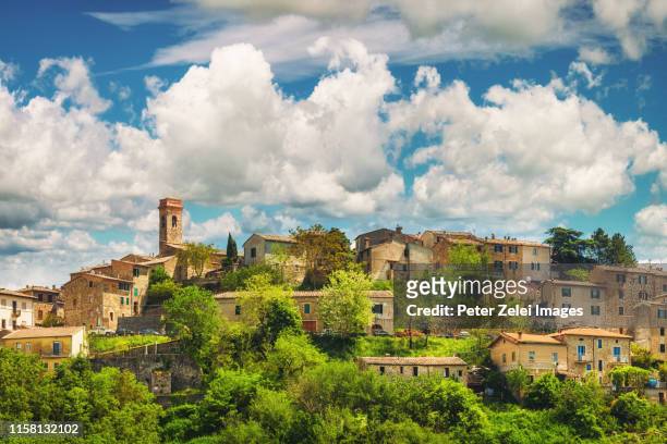 chiusdino, old italian town in tuscany, italy - village foto e immagini stock