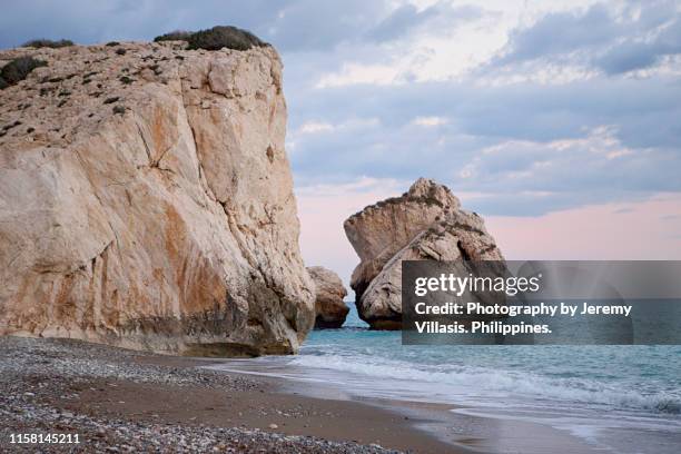 rock of aphrodite, paphos, cyprus - aphrodite-griekse-godin stockfoto's en -beelden