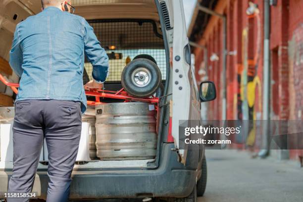 verpacken des handwagens in den transporter mit fässern - beer cart stock-fotos und bilder