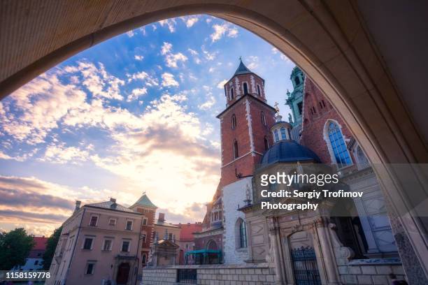 wawel cathedral at sunset in krakow, arch as a frame - wawel cathedral stock pictures, royalty-free photos & images