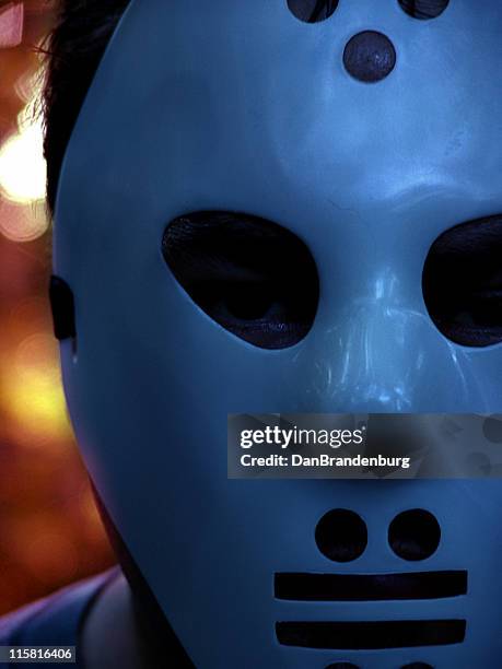 crazy psycho hockey mask guy - sportmasker stockfoto's en -beelden