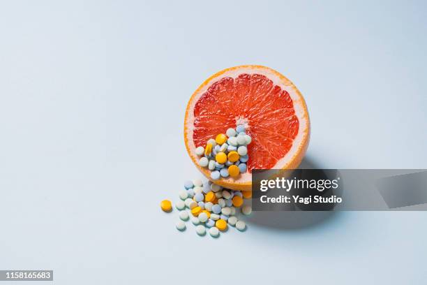 grapefruit and medicine - grapefruit stockfoto's en -beelden