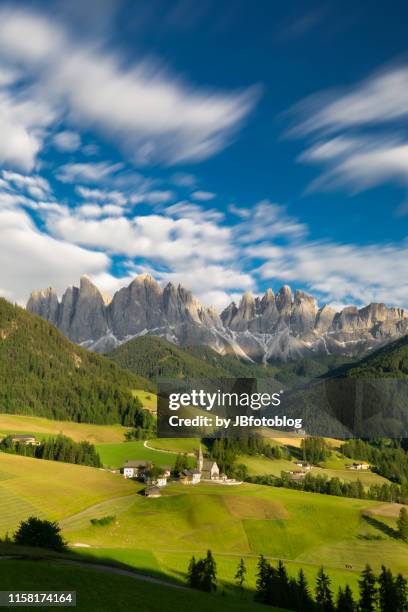 panorama della val di funes (lunga esposizione diurna) - esposizione lunga stock pictures, royalty-free photos & images