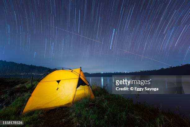 camping in buyan lake - シンガラジャ ストックフォトと画像