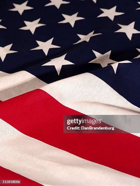 agitant le drapeau américain, - saluer de la main photos et images de collection