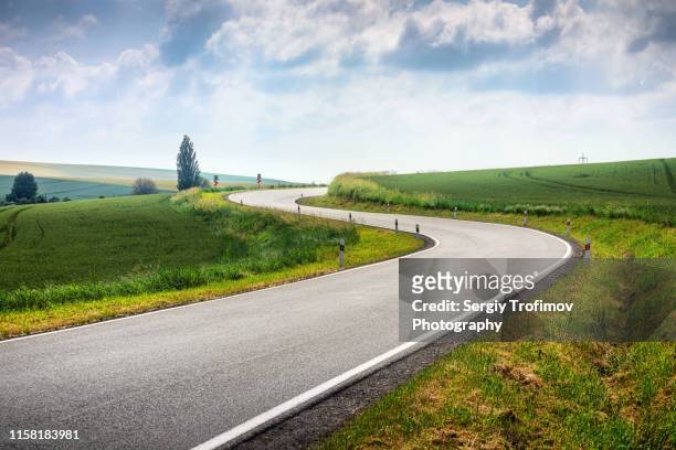 curved s-shape road in moravia fields - empty road foto e immagini stock
