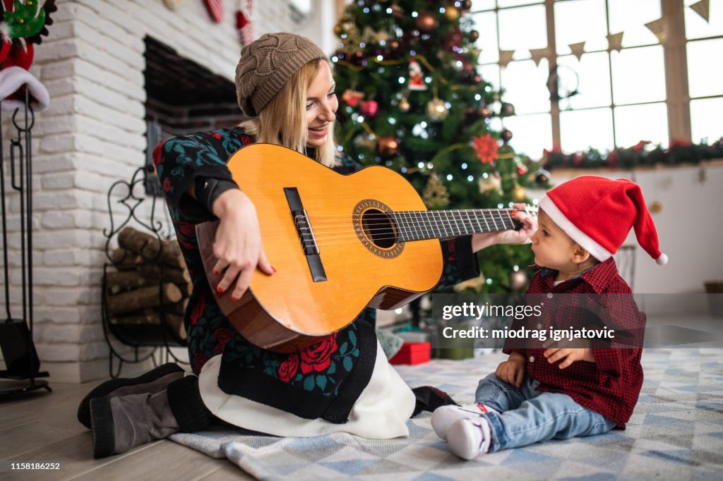 Tía tocando la guitarra a su sobrino