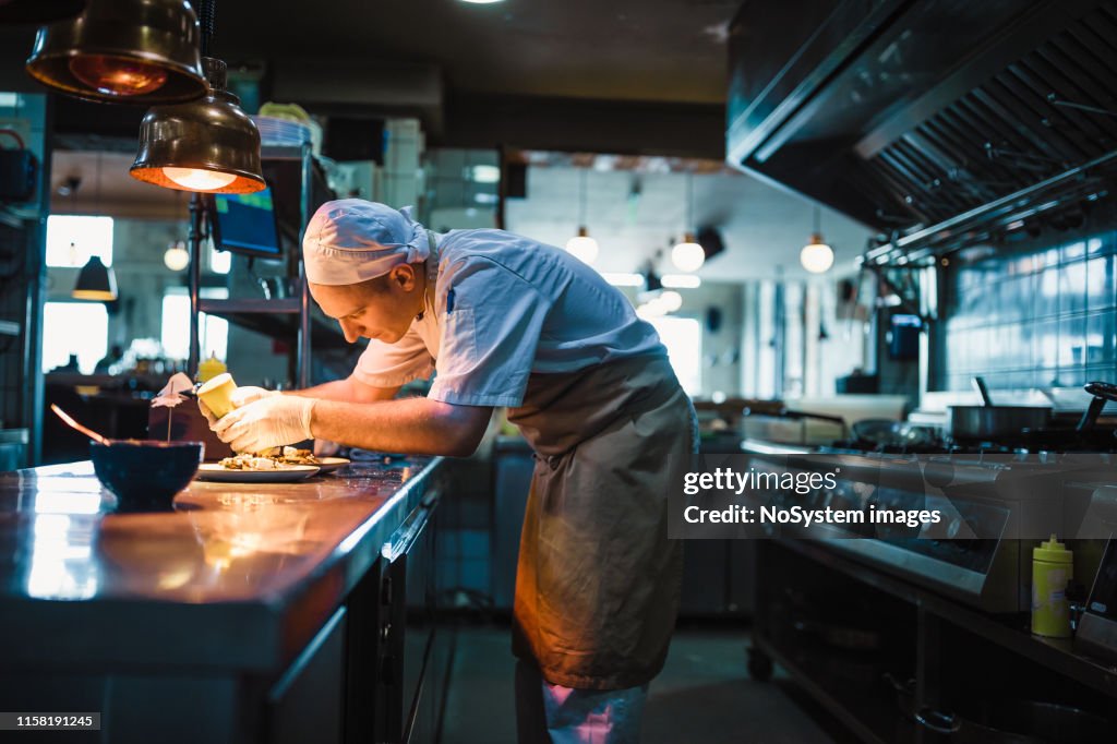 Chef serviert Speisen