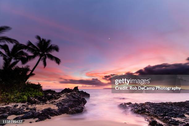 makena cove sunset - sunset beach hawaï stockfoto's en -beelden