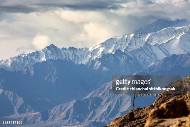 prayer flag and himalayas mountain range - nepali flag stockfoto's en -beelden