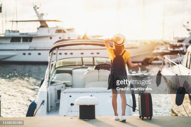 donna al porto turistico pronta per la vela con yacht - principato di monaco foto e immagini stock