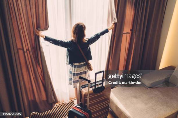 femme de touriste juste arrivant dans la chambre d'hôtel - suite photos et images de collection