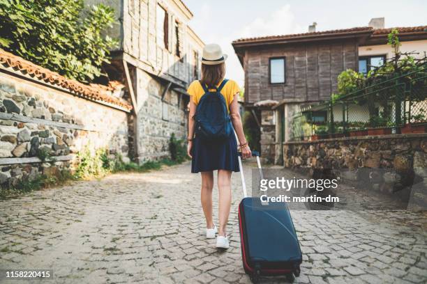 toeristische vrouw reizen door europa - sleep walking stockfoto's en -beelden