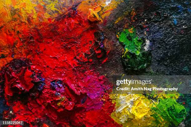 a painter’s messy palette - colour palette stockfoto's en -beelden