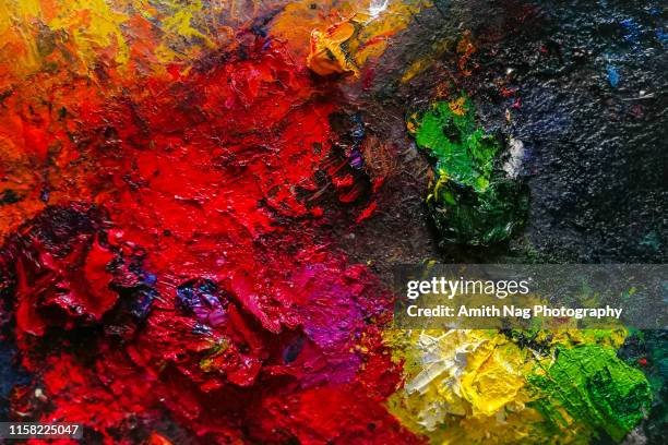 a painter’s messy palette - palet stockfoto's en -beelden
