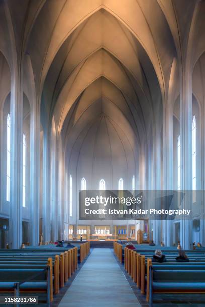 the interior of hallgrimskirkja cathedral, reykjavik, iceland - christianisme photos et images de collection