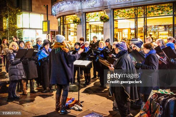 christmas choir singing at night - choir imagens e fotografias de stock