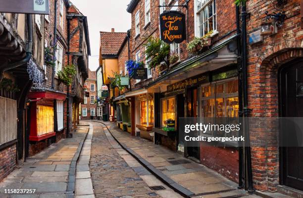 the shambles en la histórica york, inglaterra - york england fotografías e imágenes de stock