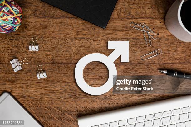 view from above paper male symbol on wooden desk - männersymbol stock-fotos und bilder