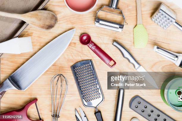 view from above kitchen utensils on wooden surface - knolling - keukengereedschap stockfoto's en -beelden