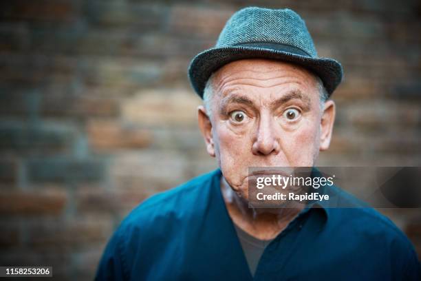 senior man met een komische blik van verrassing - surprised face stockfoto's en -beelden