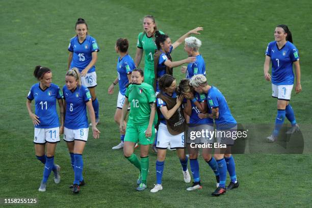 Italy players celebrate following their sides victory in the 2019 FIFA Women's World Cup France Round Of 16 match between Italy and China at Stade de...
