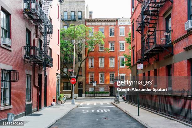 street in greenwich village, new york city, usa - greenwich village fotografías e imágenes de stock