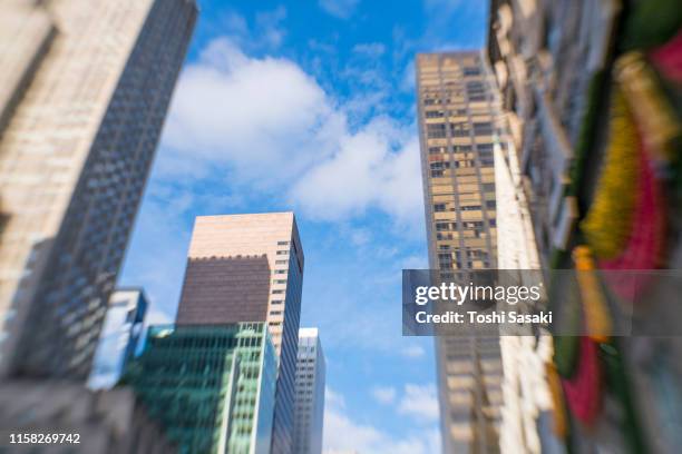 clouds float over the midtown manhattan skyscraper along the fifth avenue in christmas day at new york ny usa on dec. 25 2018. - ロックフェラーセンターのクリスマスツリー ストックフォトと画像