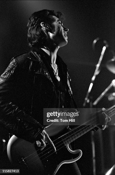 Bassist Pete Farndon of the Pretenders performs at The Agora Ballroom on April 2, 1980 in Atlanta, Georgia.