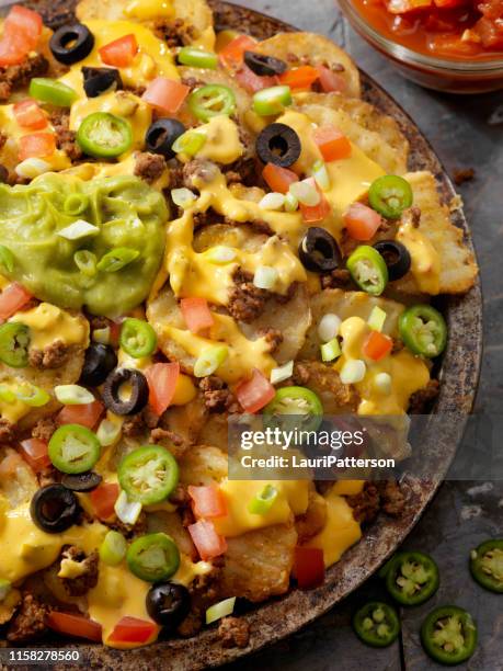 dik gesneden aardappel nachos - nachos stockfoto's en -beelden