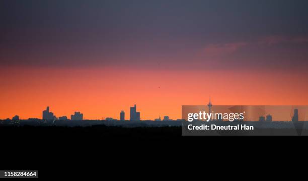 cologne skyline in the sunset - köln skyline stock pictures, royalty-free photos & images