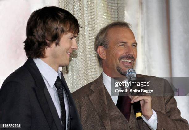 364 Ashton Kutcher Kevin Costner Photos & High Res Pictures - Getty Images