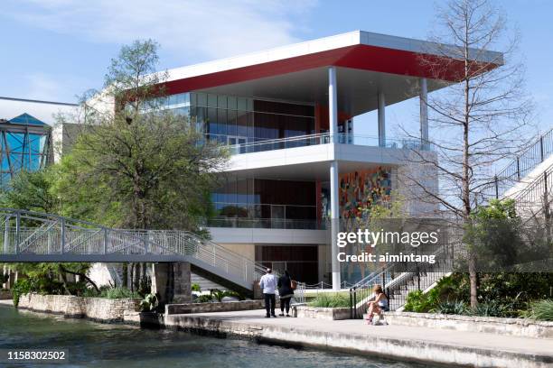 personer som sitter eller promenerar av henry b. gonzalez convention center i san antonio - flora gonzalez bildbanksfoton och bilder