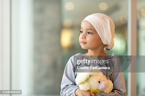 Portret van een jong etnisch meisje met kanker Portret van een jong etnisch meisje met kanker