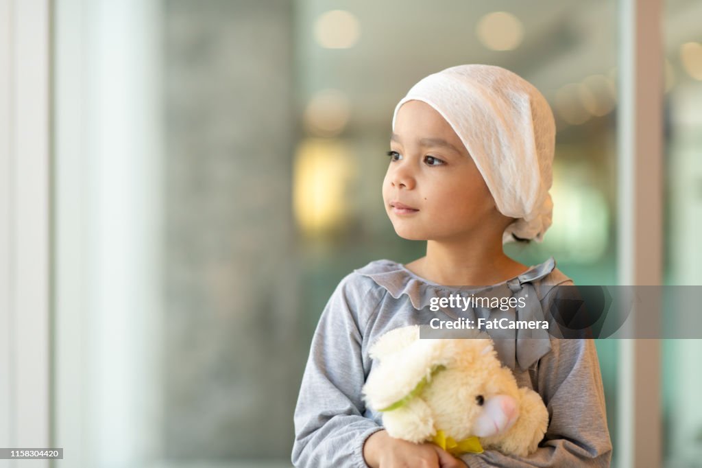 Porträtt av en ung etnisk flicka med cancer