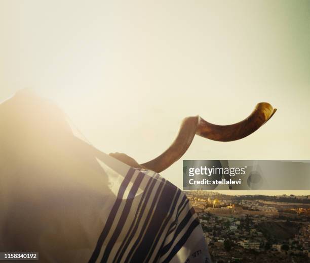 homme juif soufflant le shofar à jérusalem - ancien site du temple de jérusalem photos et images de collection
