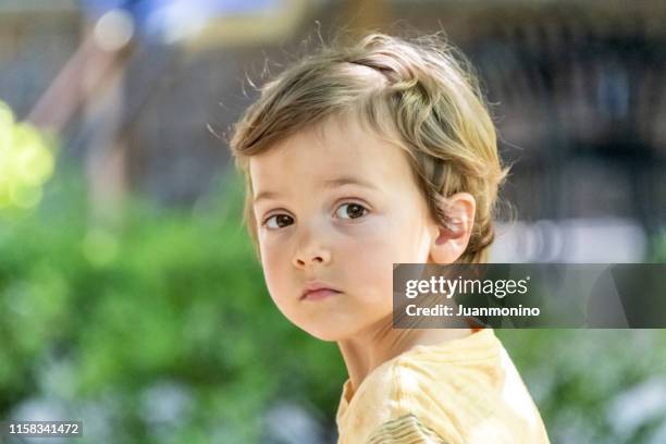 drie jaar oude kind jongen te kijken naar de camera - 2 3 years stockfoto's en -beelden