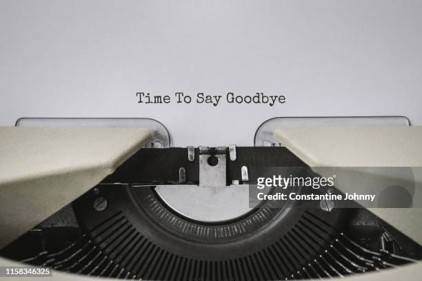 typewriter close up view with quote - time to say goodbye - caractère d'imprimerie photos et images de collection