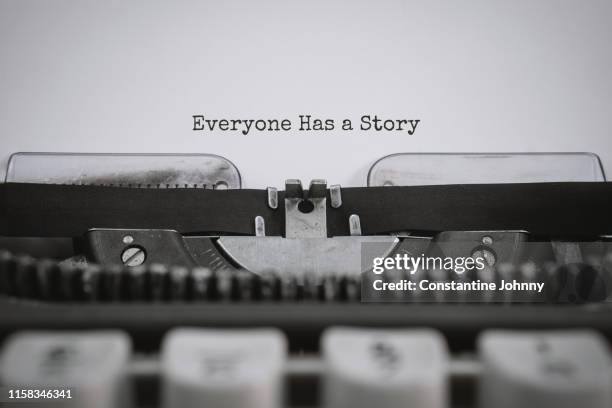 typewriter close up view with quote - everyone has a story - story telling in the workplace stockfoto's en -beelden