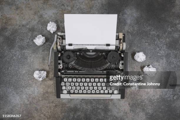 typewriter on rustic concrete background - tasto di macchina da scrivere foto e immagini stock