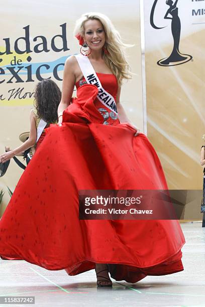 Laural Barret, Miss Universe New Zeland 2007 wearing national costume