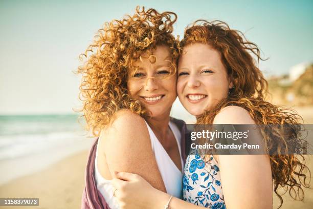 compartimos el vínculo más cercano de todos los - ginger woman fotografías e imágenes de stock