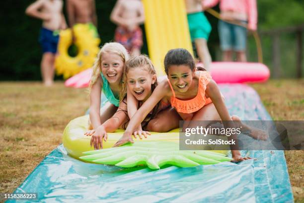 we zijn de beste vrienden - water slide stockfoto's en -beelden