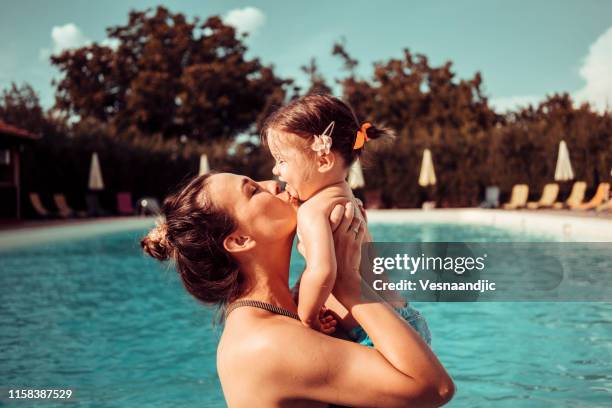 madre e bambina in piscina - family pool foto e immagini stock