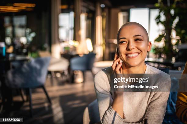 retrato de uma menina de sorriso que fala em um telefone móvel - hipster pessoa - fotografias e filmes do acervo
