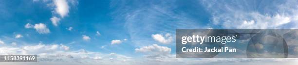 clouds in blue sky - panorámica fotografías e imágenes de stock