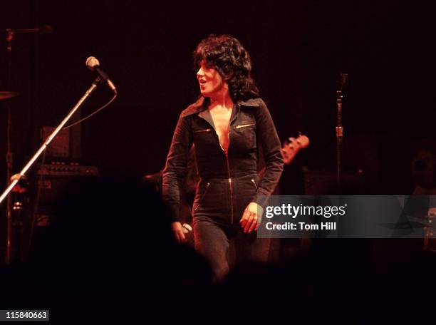 Singer-songwriter Grace Slick of Jefferson Starship performs at The Omni Coliseum on September 14, 1976 in Atlanta, Georgia.