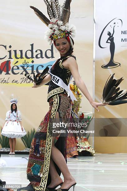 Agni Prataistha, Miss Universe Indonesia 2007 wearing national costume