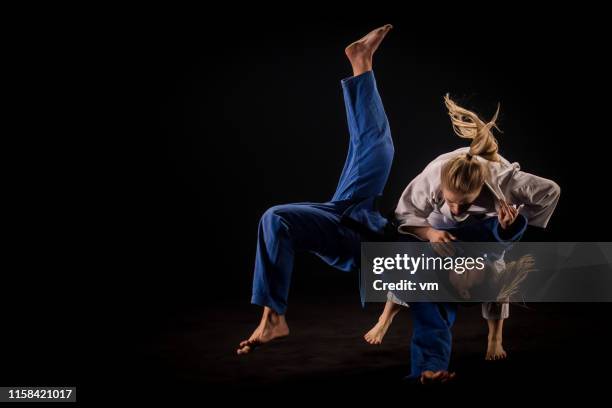 judo werpen op zwarte achtergrond - judo stockfoto's en -beelden