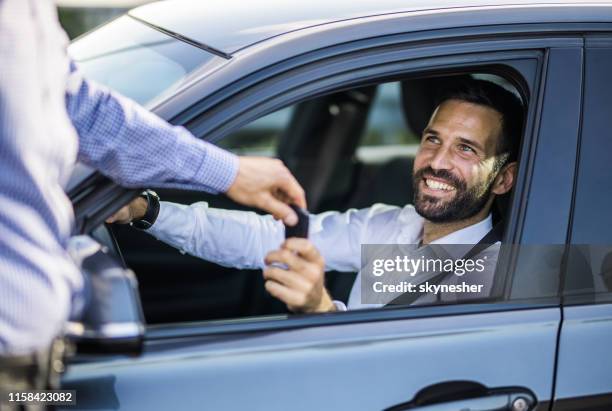 gelukkige zakenman die sleutels van zijn nieuwe auto ontvangt. - car rental stockfoto's en -beelden